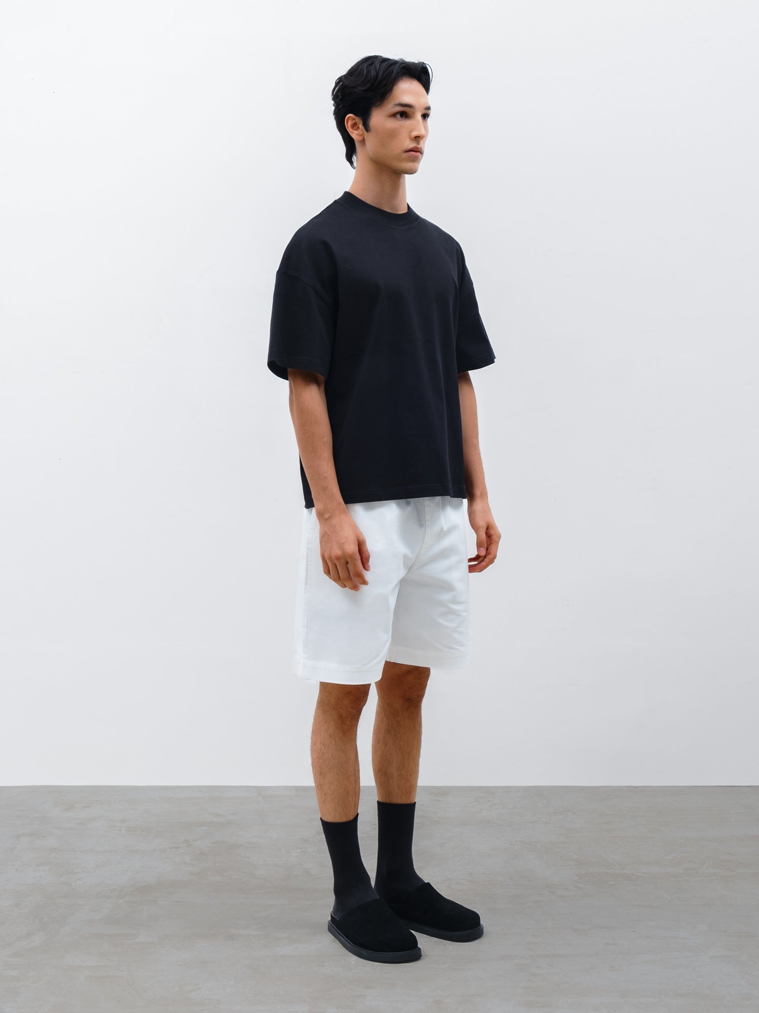 Men Cale Oversized Relaxed Crew Neck T-shirt in Black and Casel Short in White