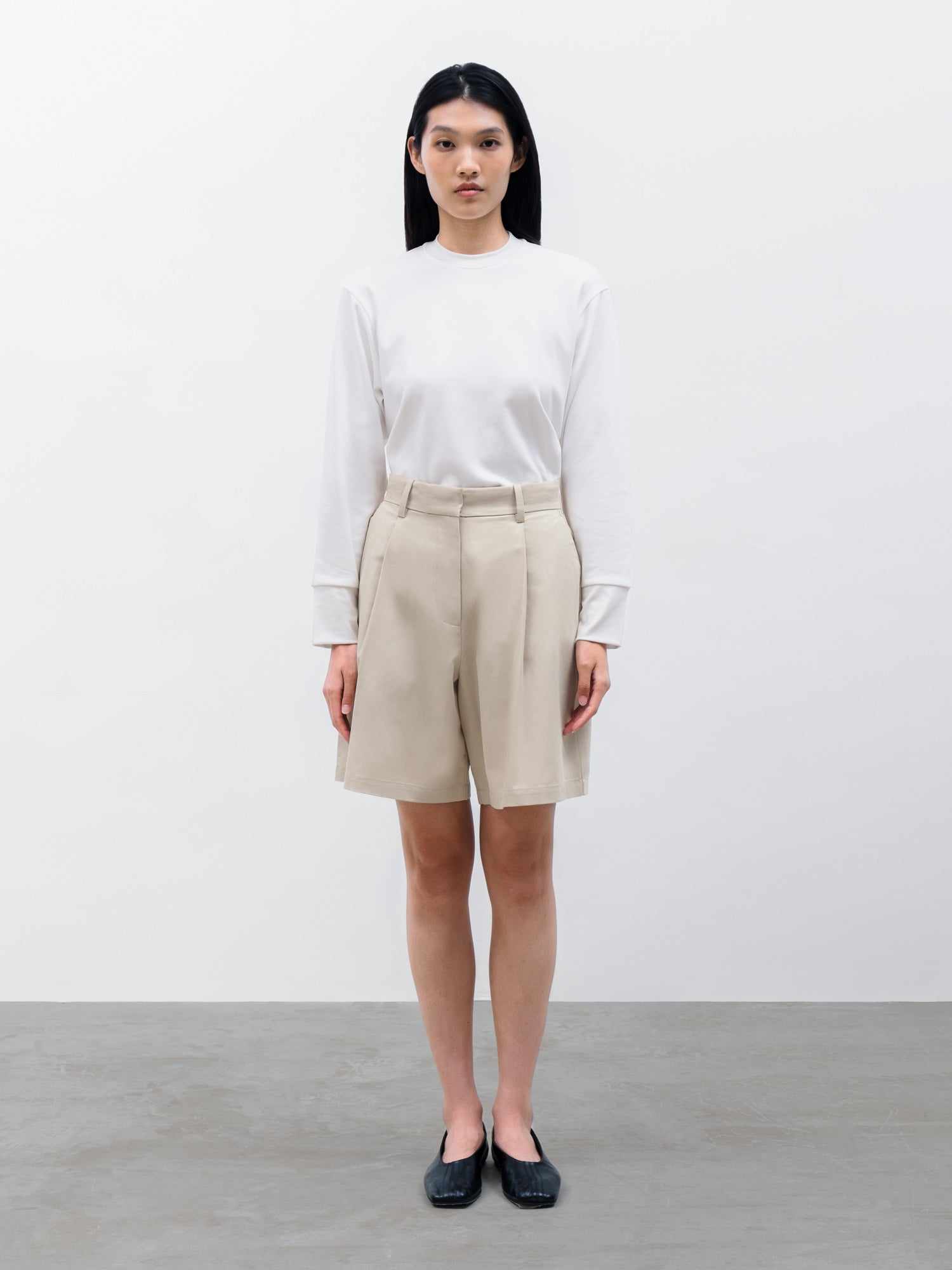 Women Orin Long Sleeve T-shirt in White and Kian Short in Camel