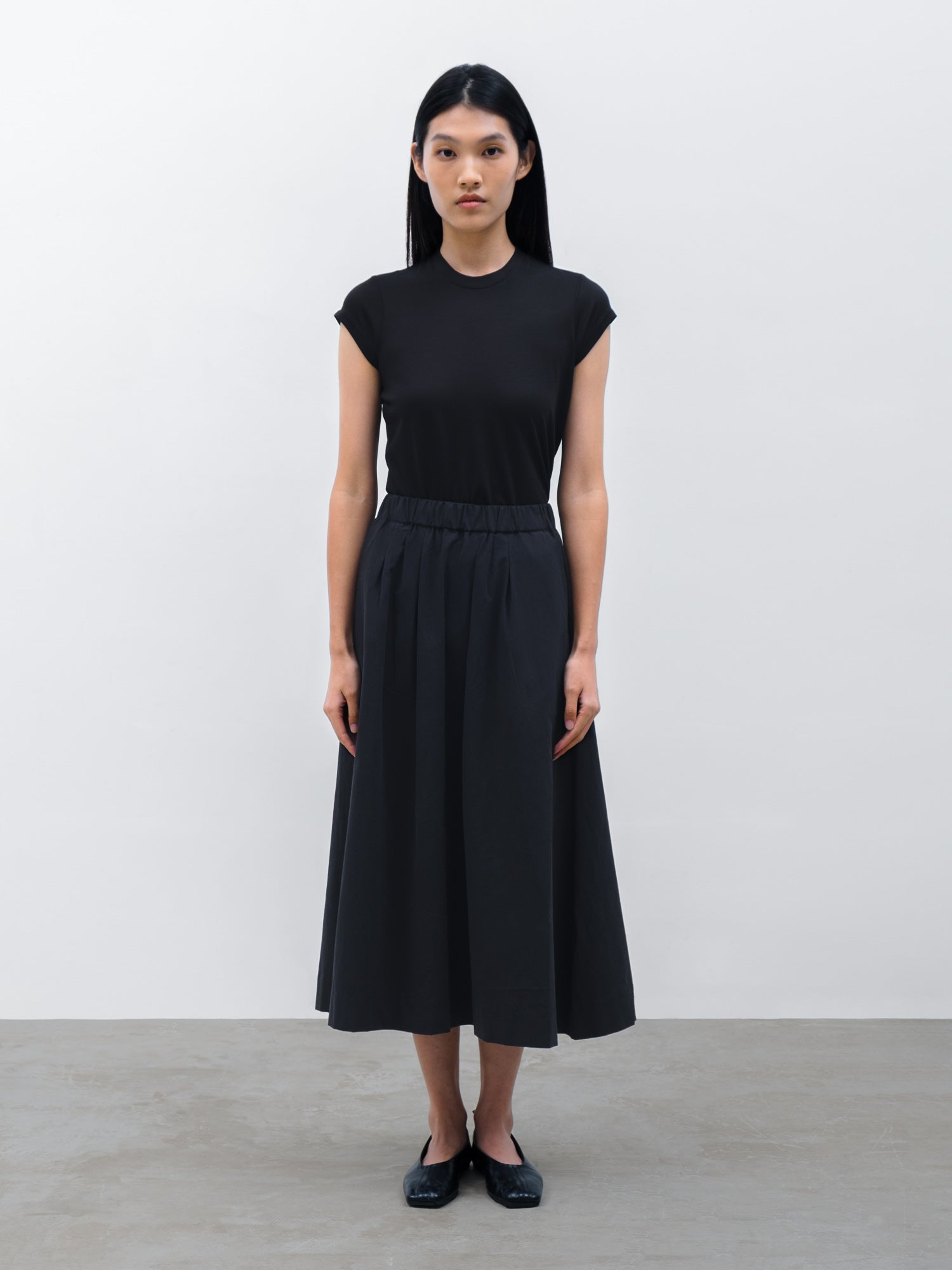 Women Tencel Teon Cap Sleeve T-shirt in Black and Pleated Maxi Skirt in Black