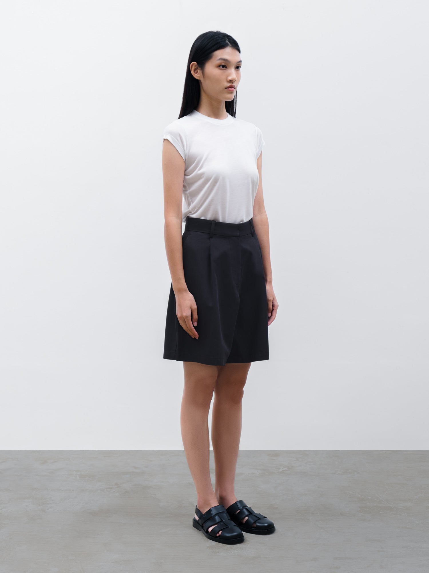Women Tencel Teon Cap Sleeve T-shirt in White and Kian Short in Black