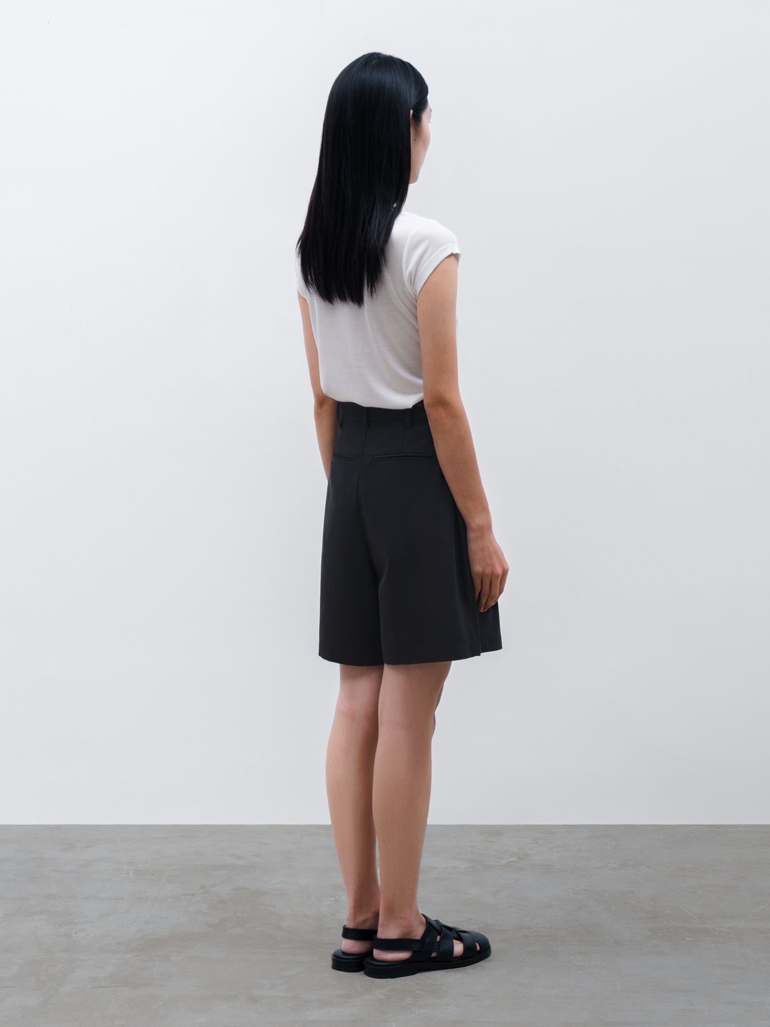 Women Tencel Teon Cap Sleeve T-shirt in White and Kian Short in Black