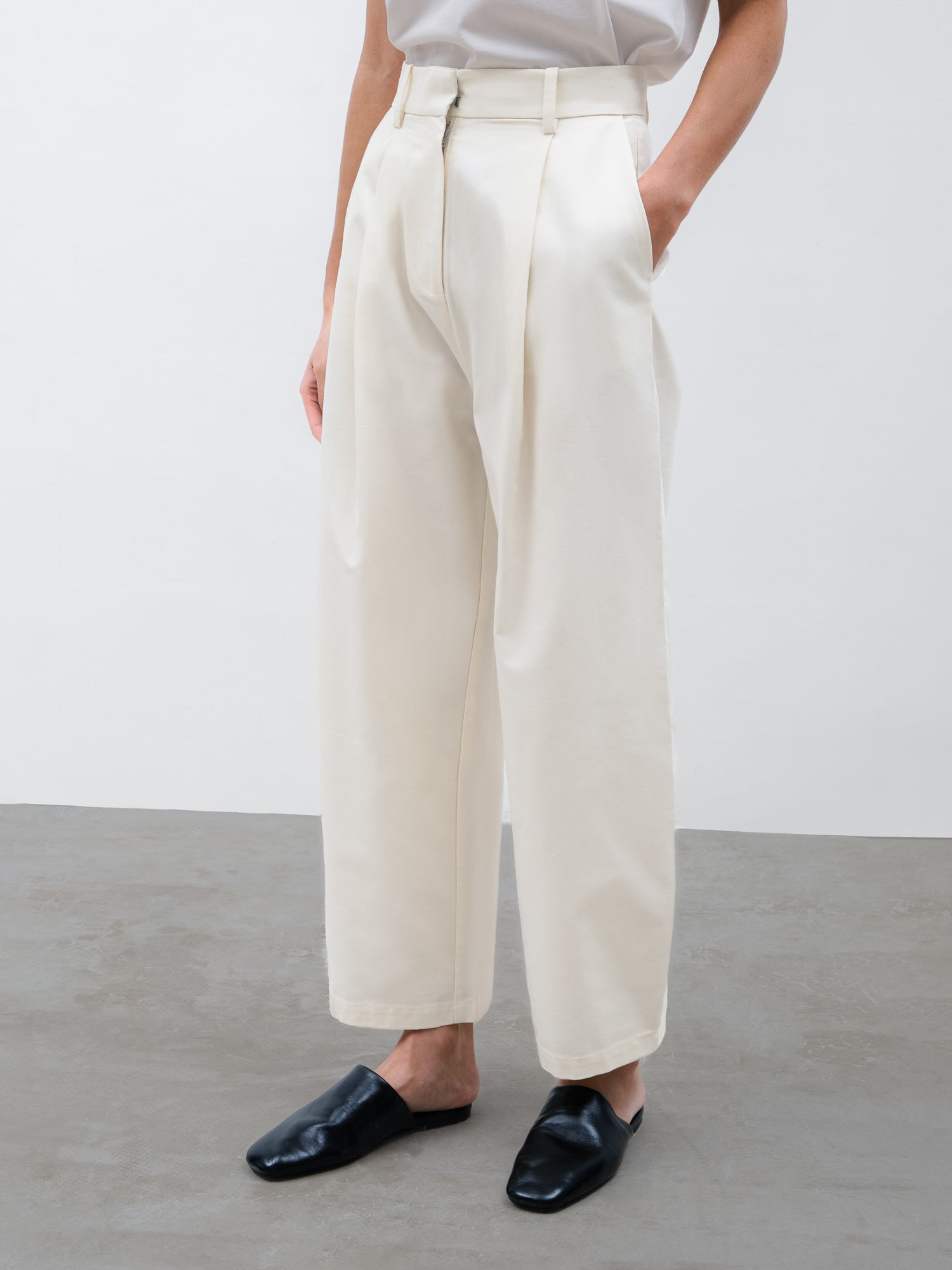 Women Vault Barrel Leg in Cream