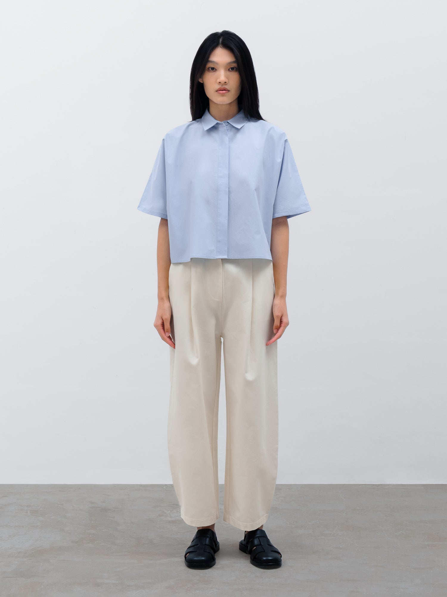Women Soren Short Sleeve Shirt in Arctic Blue and Vault Barrel Pant in Cream