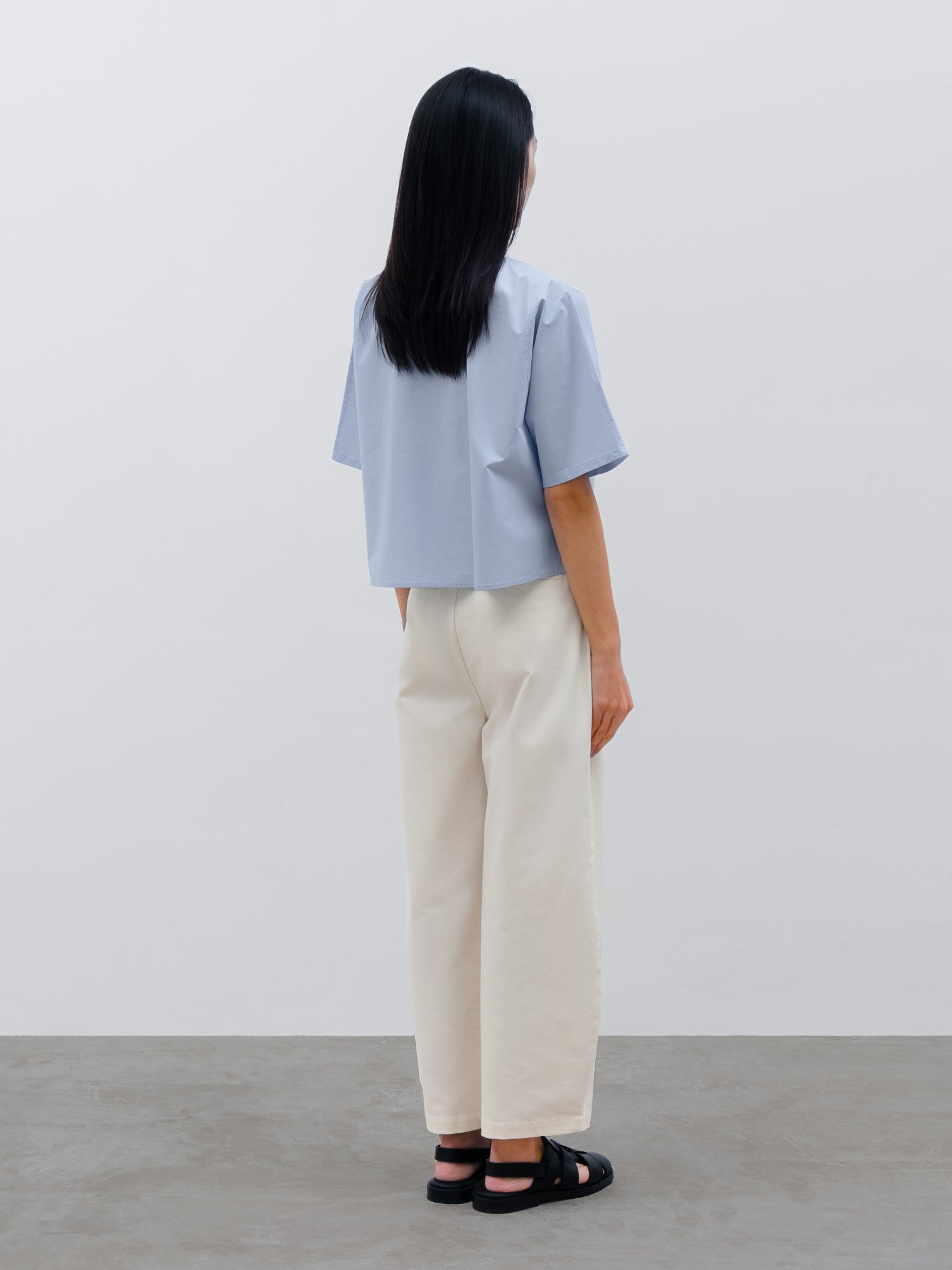 Women Soren Short Sleeve Shirt in Arctic Blue and Vault Barrel Pant in Cream