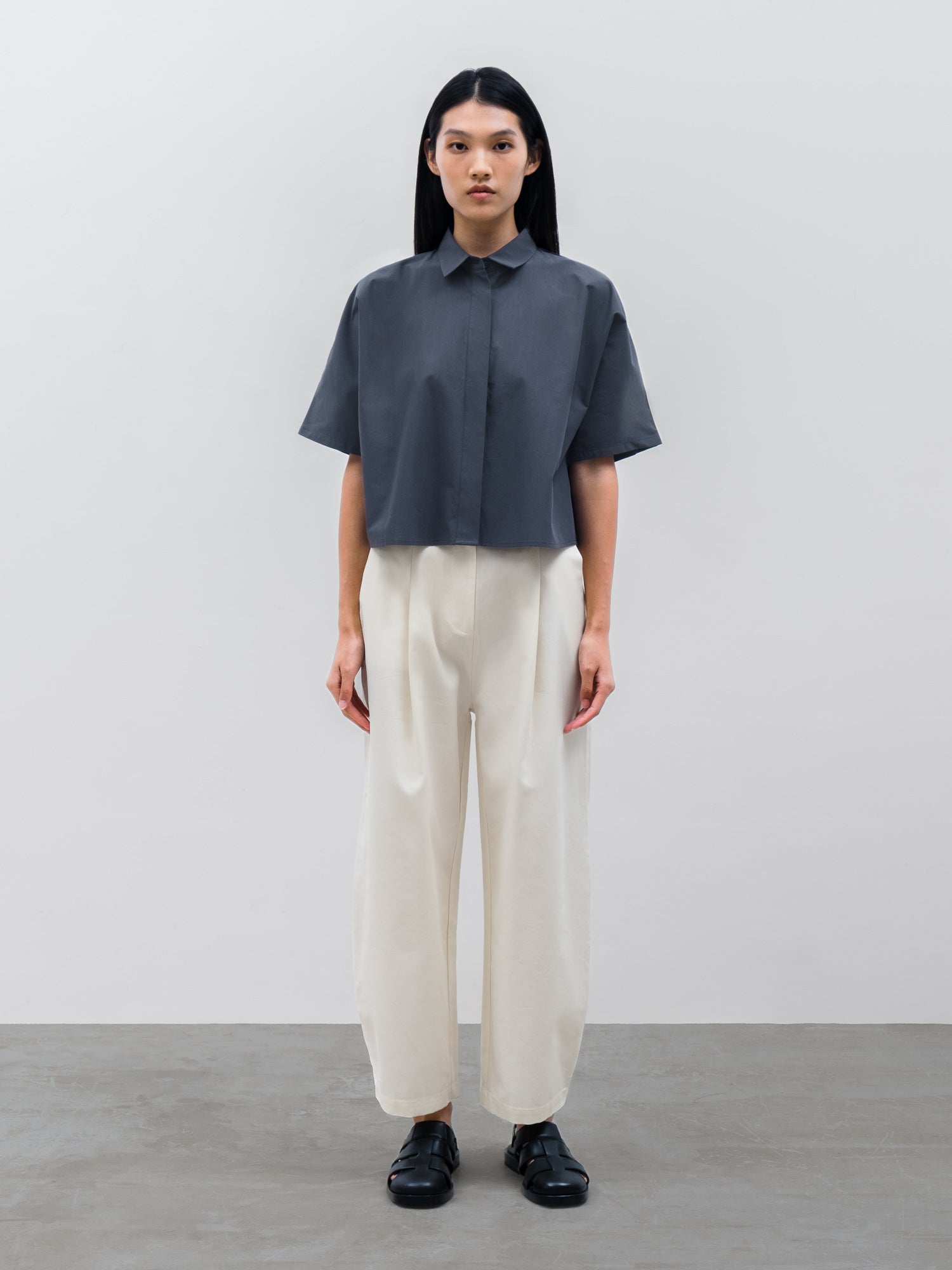 Women Soren Short Sleeve Shirt in Charcoal Navy and Vault Barrel Pant in Cream
