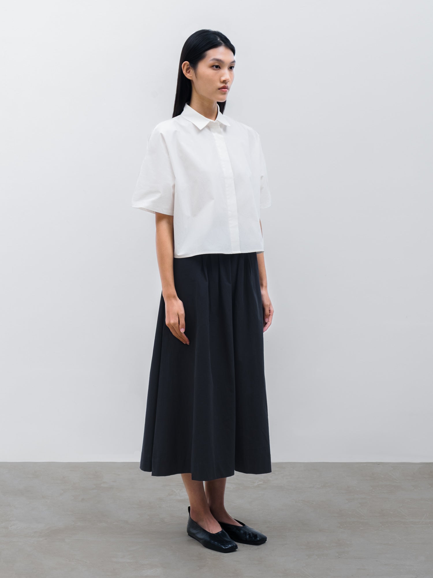 Women Soren Short Sleeve Shirt in White and Pleated Maxi Skirt in Black