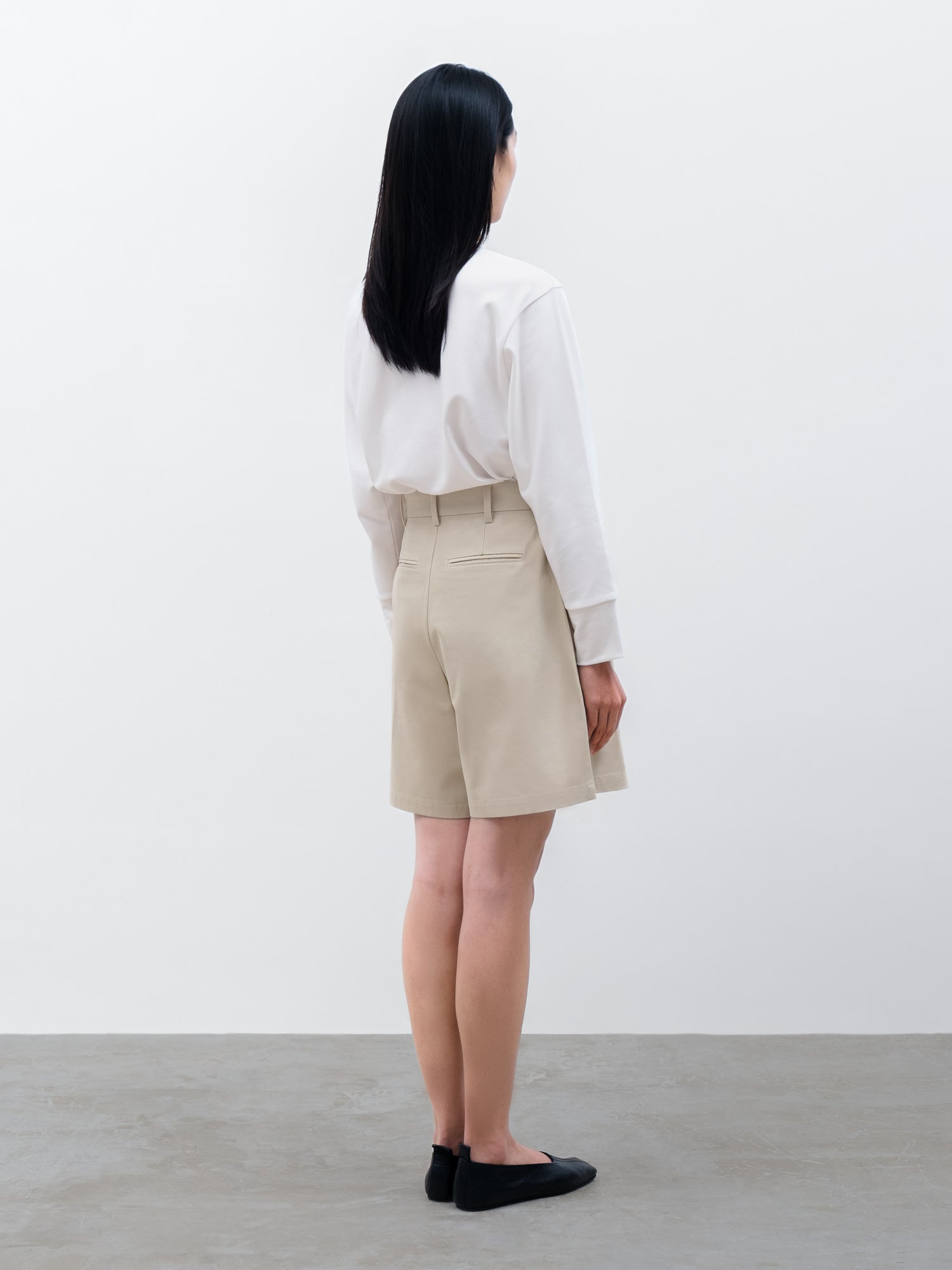 Women Orin Long Sleeve T-shirt in White and Kian Short in Camel