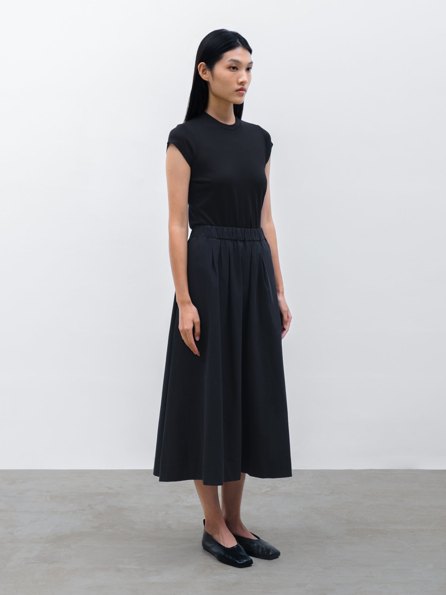 Women Tencel Teon Cap Sleeve T-shirt in Black and Pleated Maxi Skirt in Black