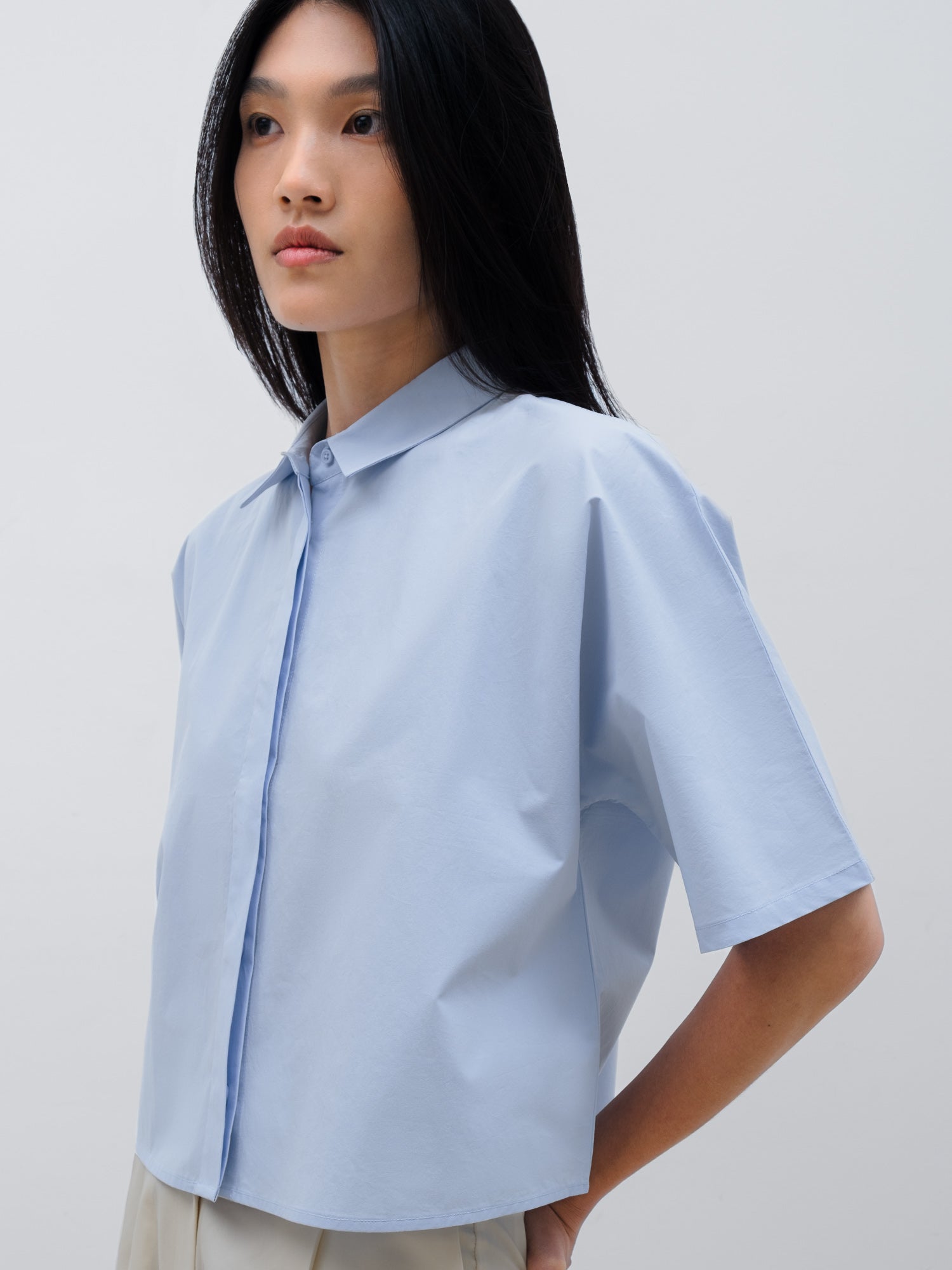 Women Soren Short Sleeve Shirt in Arctic Blue and Vault Barrel Pant in Cream