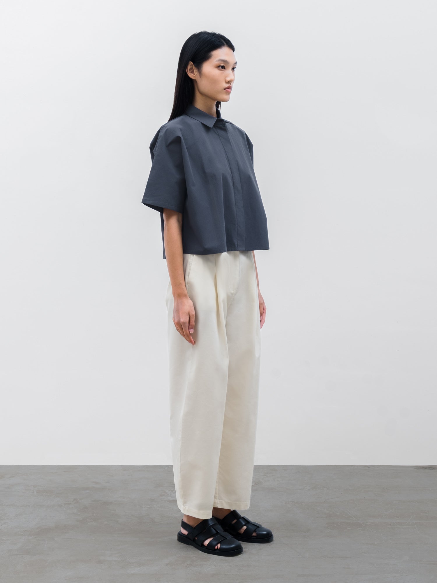 Women Soren Short Sleeve Shirt in Charcoal Navy and Vault Barrel Pant in Cream