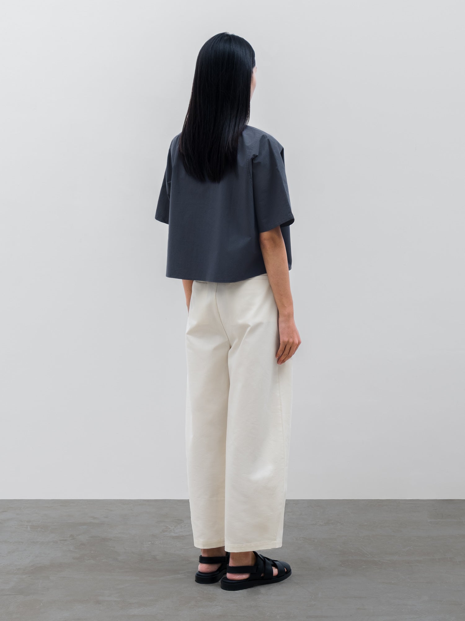Women Soren Short Sleeve Shirt in Charcoal Navy and Vault Barrel Pant in Cream